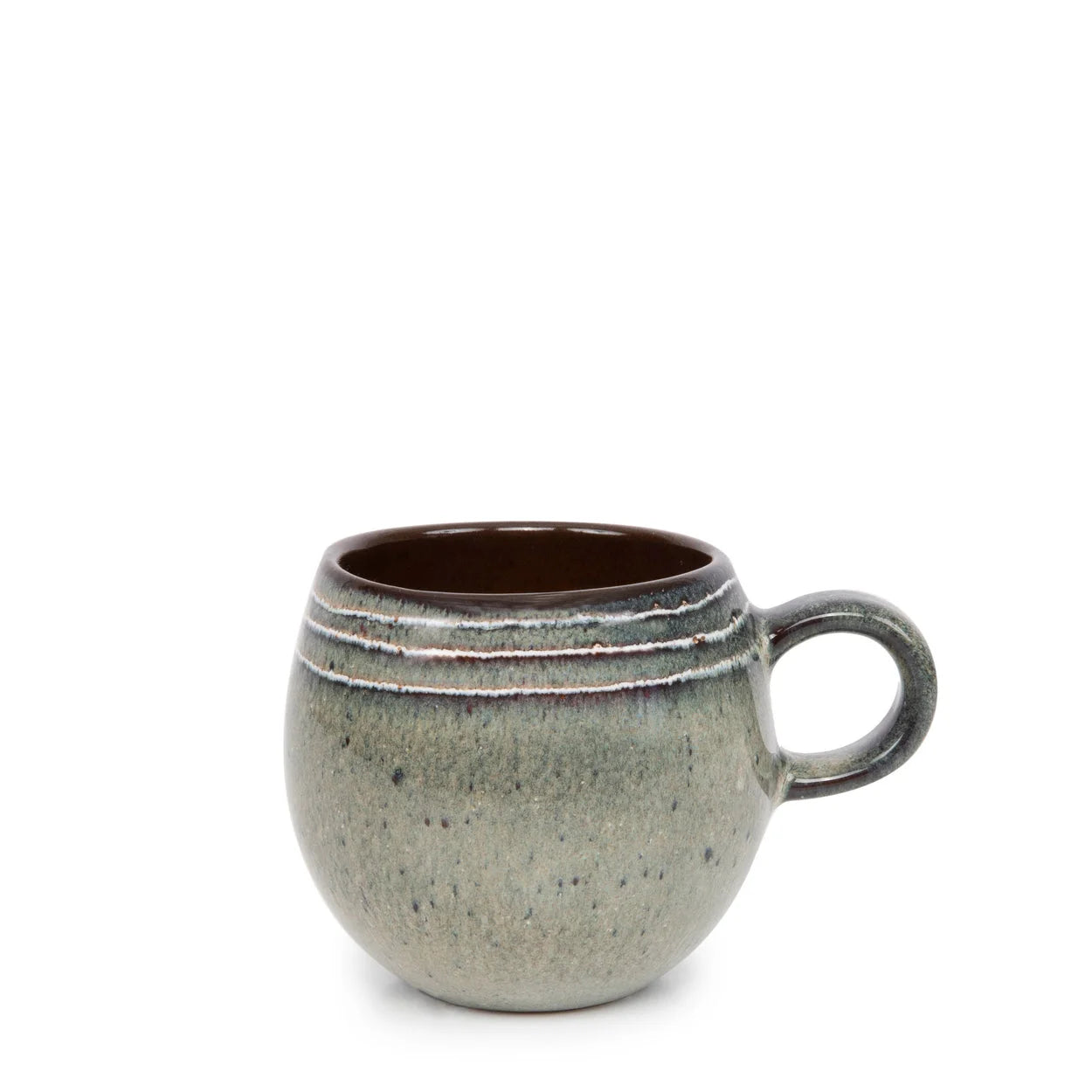 Tasse en grès artisanal vert sauge moucheté, intérieur brun