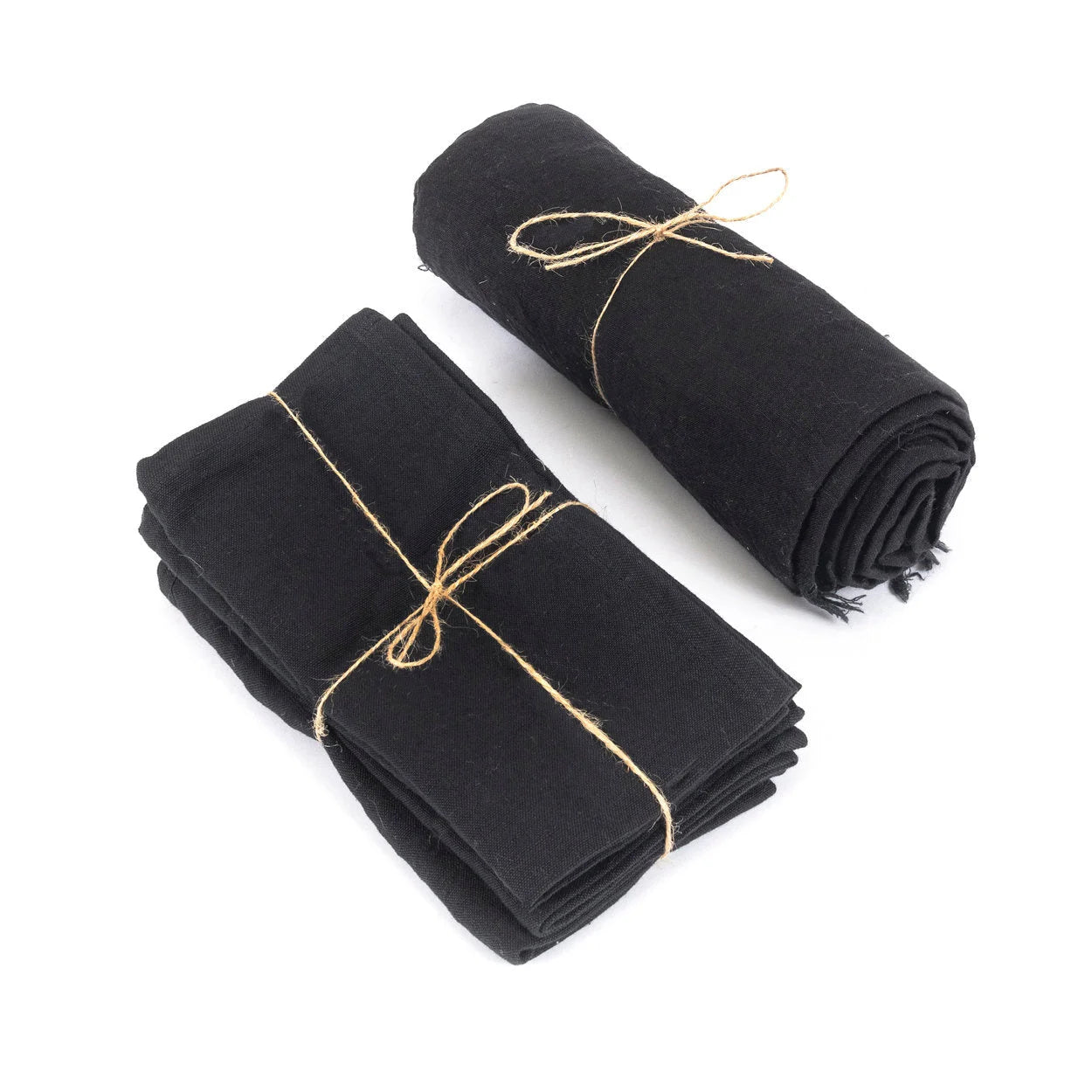 Deux bundles de tissu noir en lin, un plié et un roulé, liés avec de la ficelle
