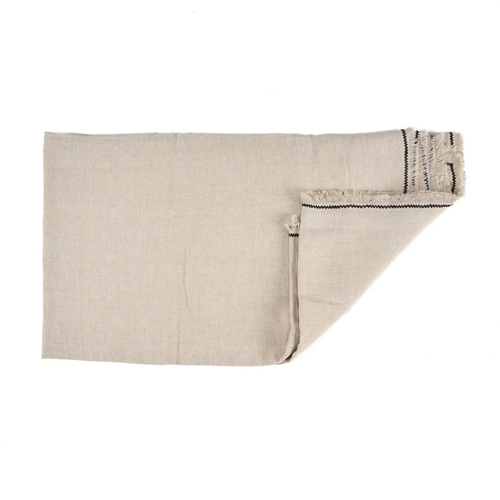 Écharpe en lin beige avec broderie zigzag noire sur un bord