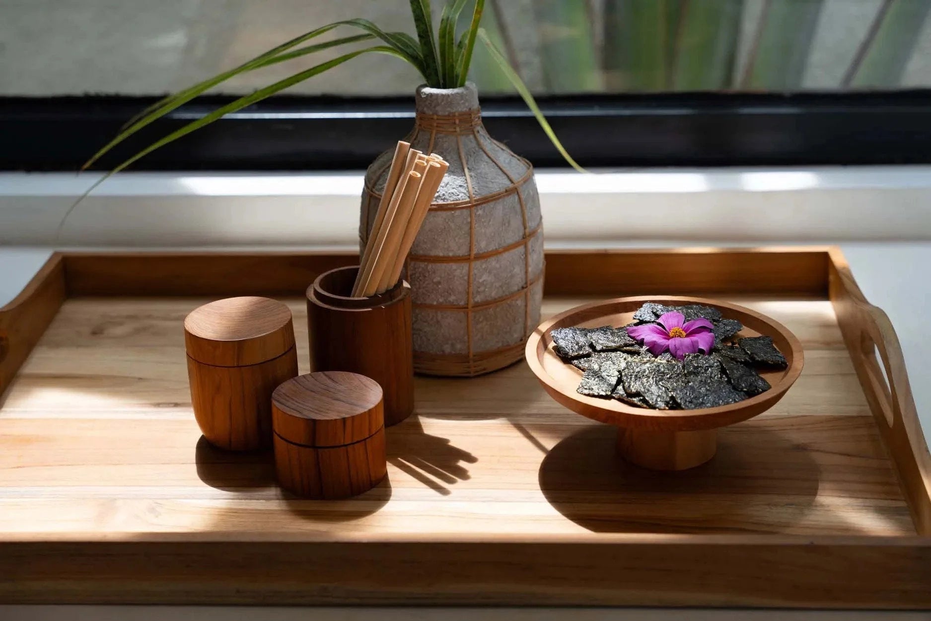Plateau en bois avec pailles réutilisables en bambou naturel et accessoires de nettoyage