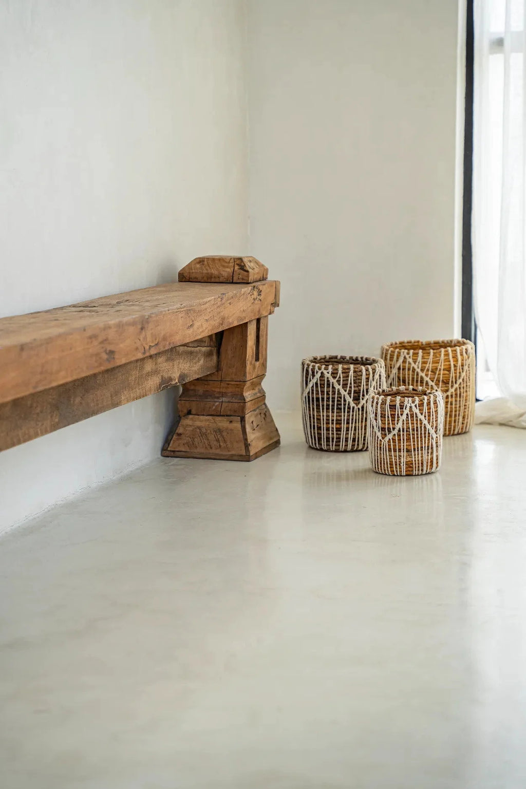 Panier cylindrique en macramé coton blanc et feuilles de bananier motif zigzag
