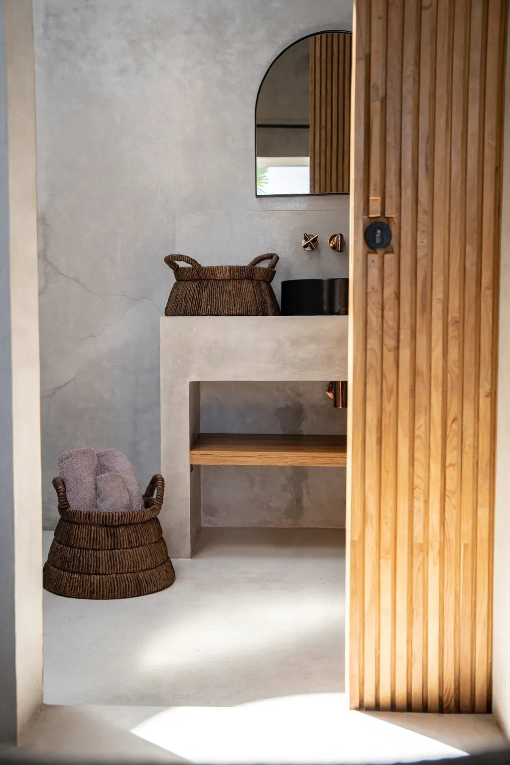Porte coulissante en bois à lames verticales et quincaillerie laiton