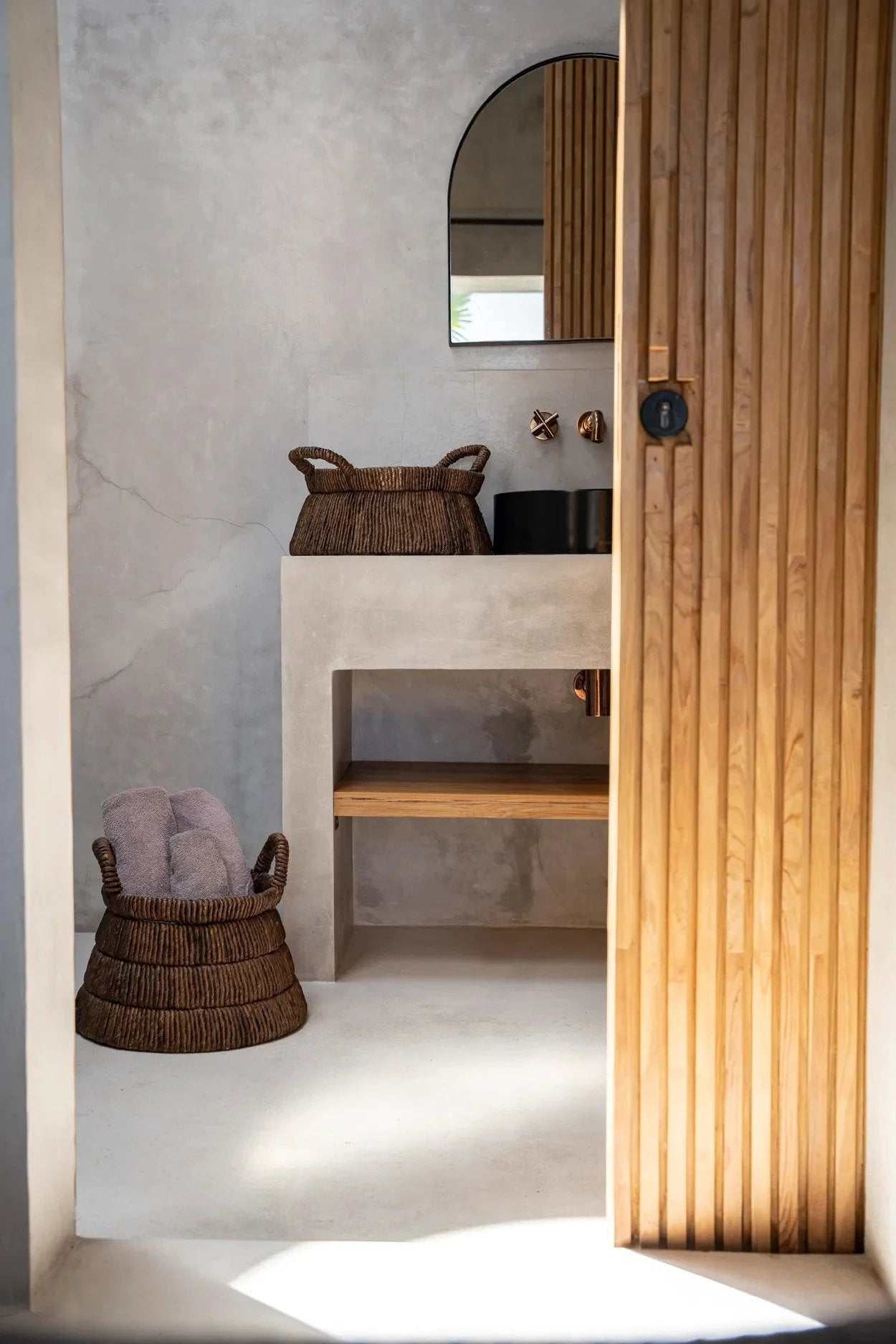 Porte coulissante en bois à lames verticales et quincaillerie laiton