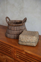 Panier de rangement en feuilles de bananier tressées, tons naturels et marron