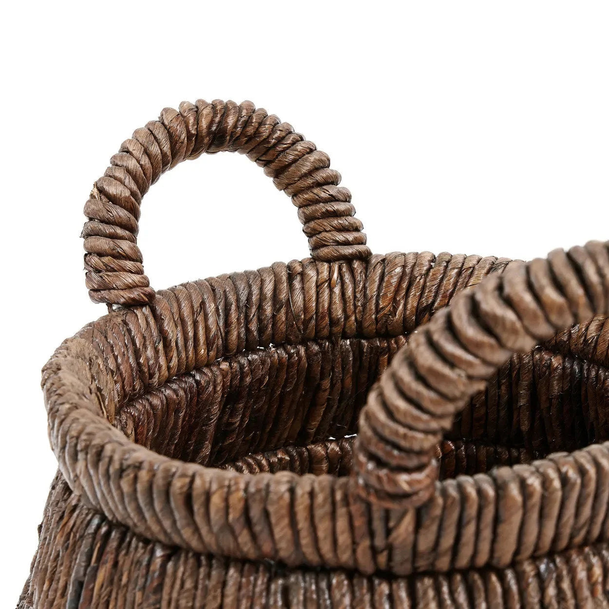 Panier en feuilles de bananier tressées forme triangle en tons bruns naturels