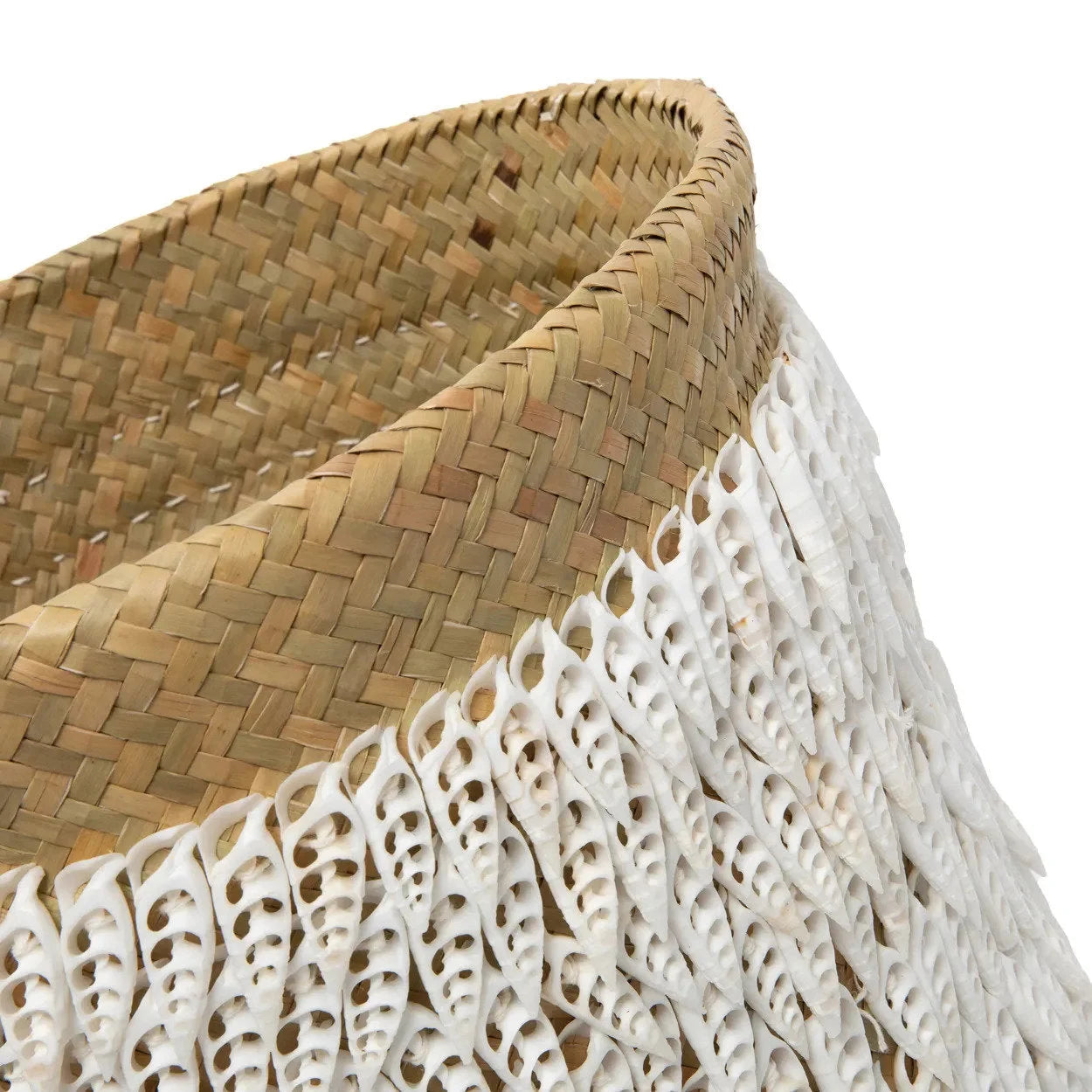 Panier de rangement en pandan avec coquillages blancs et frange en coquillages naturels