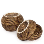 Panier de rangement en rotin foncé et coquillages 27 cm