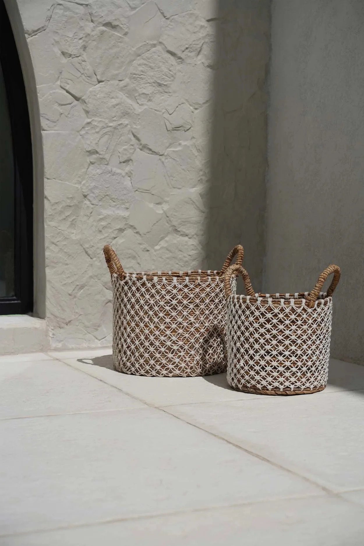 Panier rond en jonc de mer et macramé blanc avec anses – Ø39 cm
