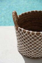 Panier rond en jonc de mer et macramé blanc avec anses – Ø39 cm