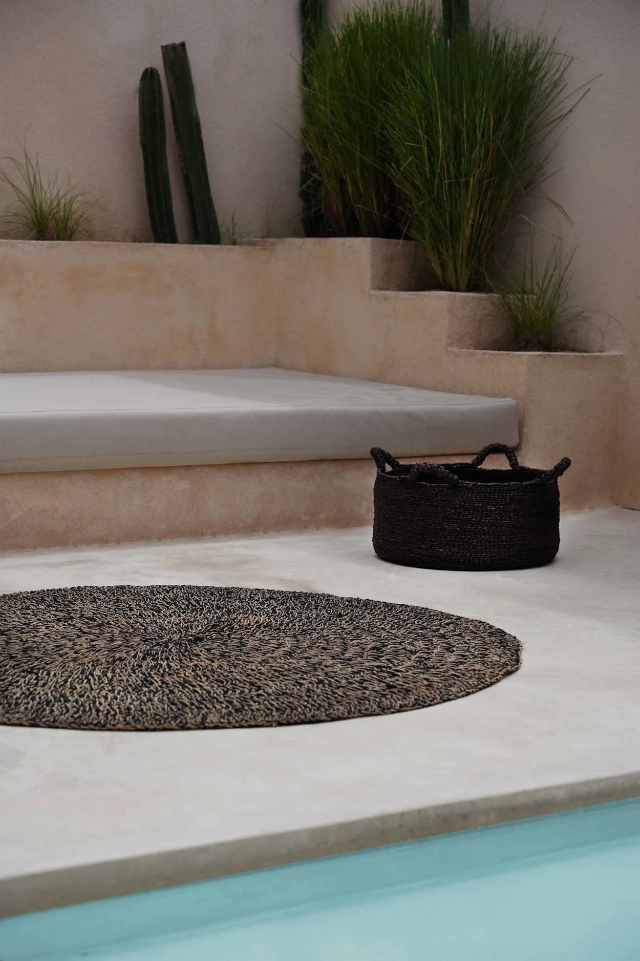 Panier rond en jonc de mer noir à anses souples – Ø52 cm