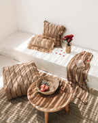 Table ronde en bois à trois pieds avec panier en raphia naturel sur le dessus