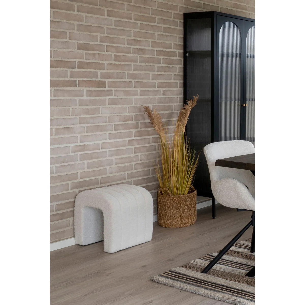 Tabouret rembourré blanc au design courbé moderne