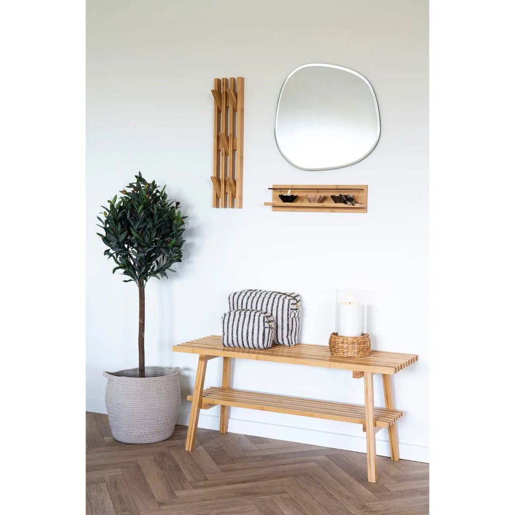 Banc en bois clair à lattes avec étagère basse et pieds effilés