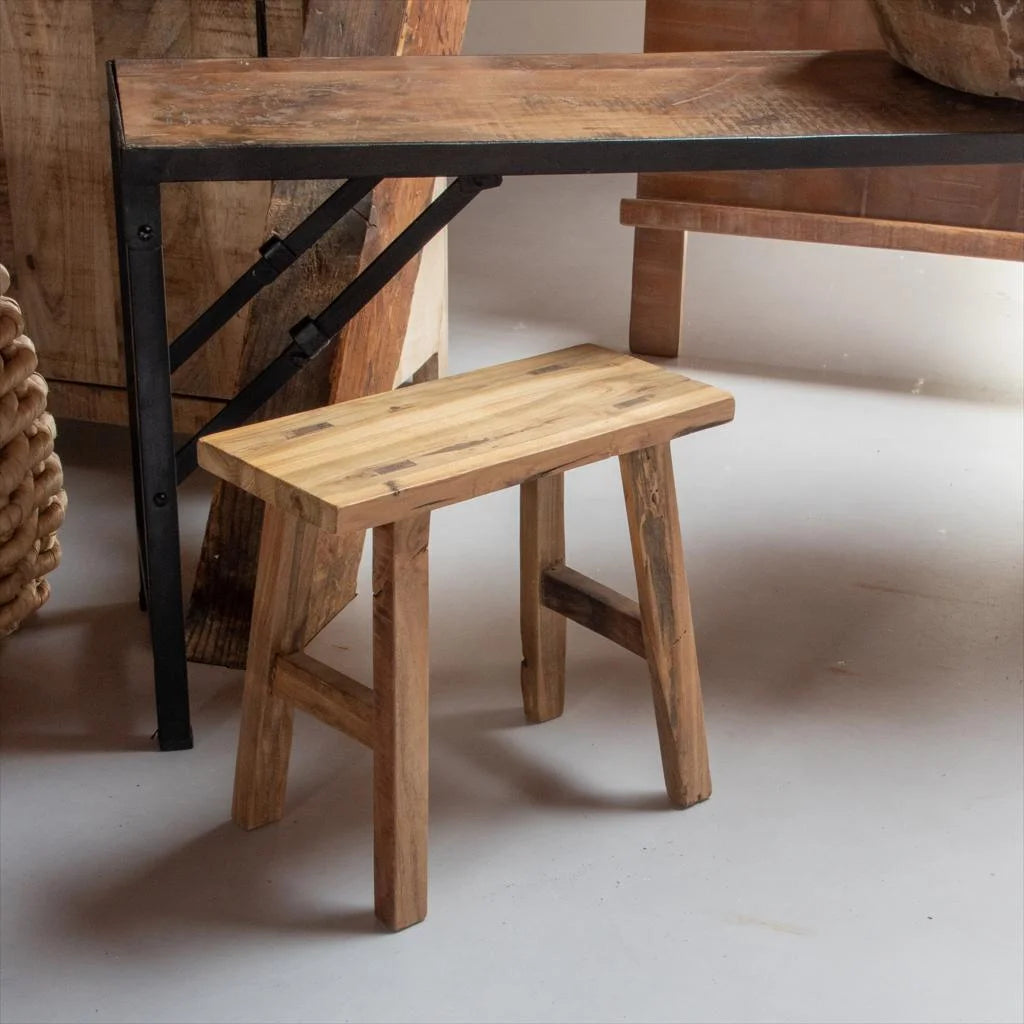 Petit banc en teck recyclé patiné brun miel, 35x30 cm, vue rustique