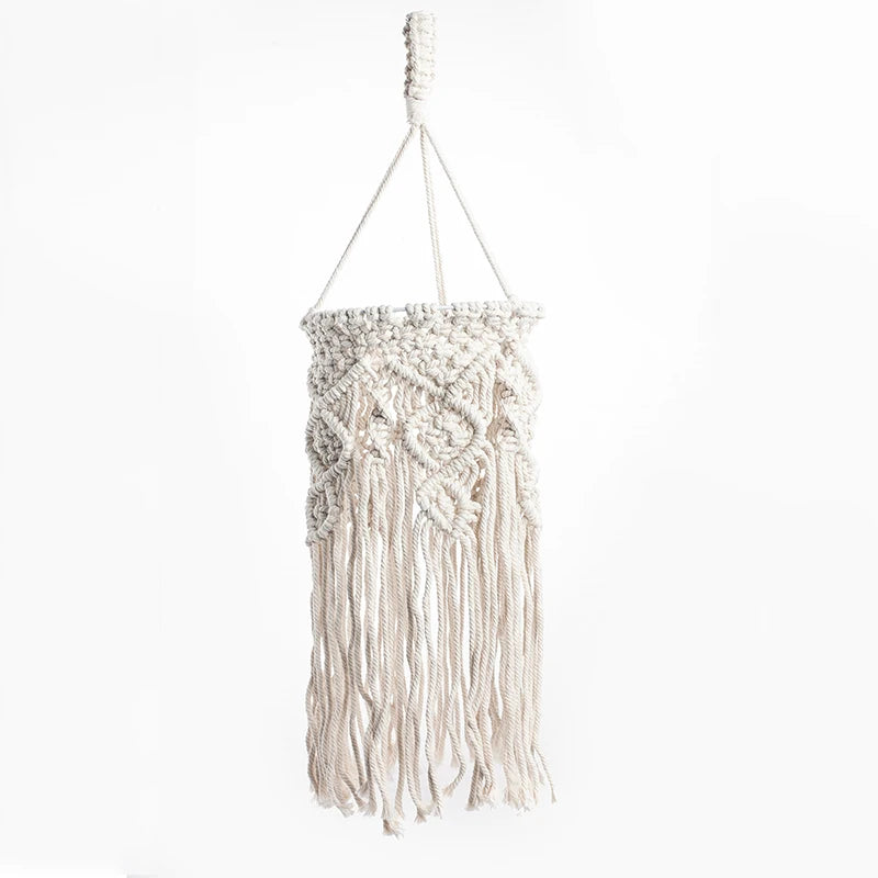 Suspension en macramé avec motif diamant, une pièce unique qui embellit n'importe quel espace avec sa simplicité et son charme.