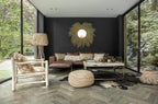 Canapé sectionnel en cuir marron avec coussins, design moderne minimaliste