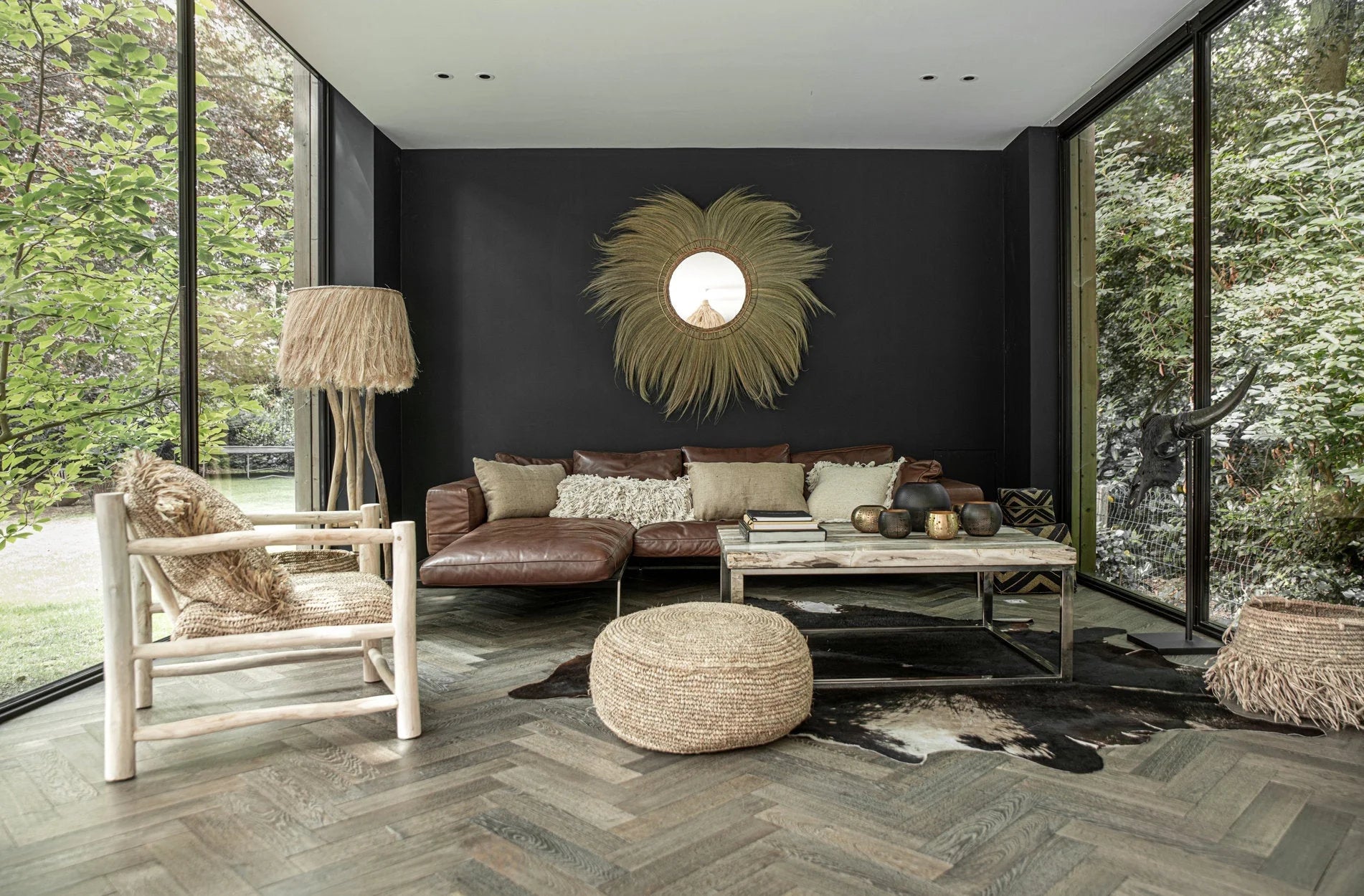 Canapé sectionnel en cuir marron avec coussins, design moderne minimaliste