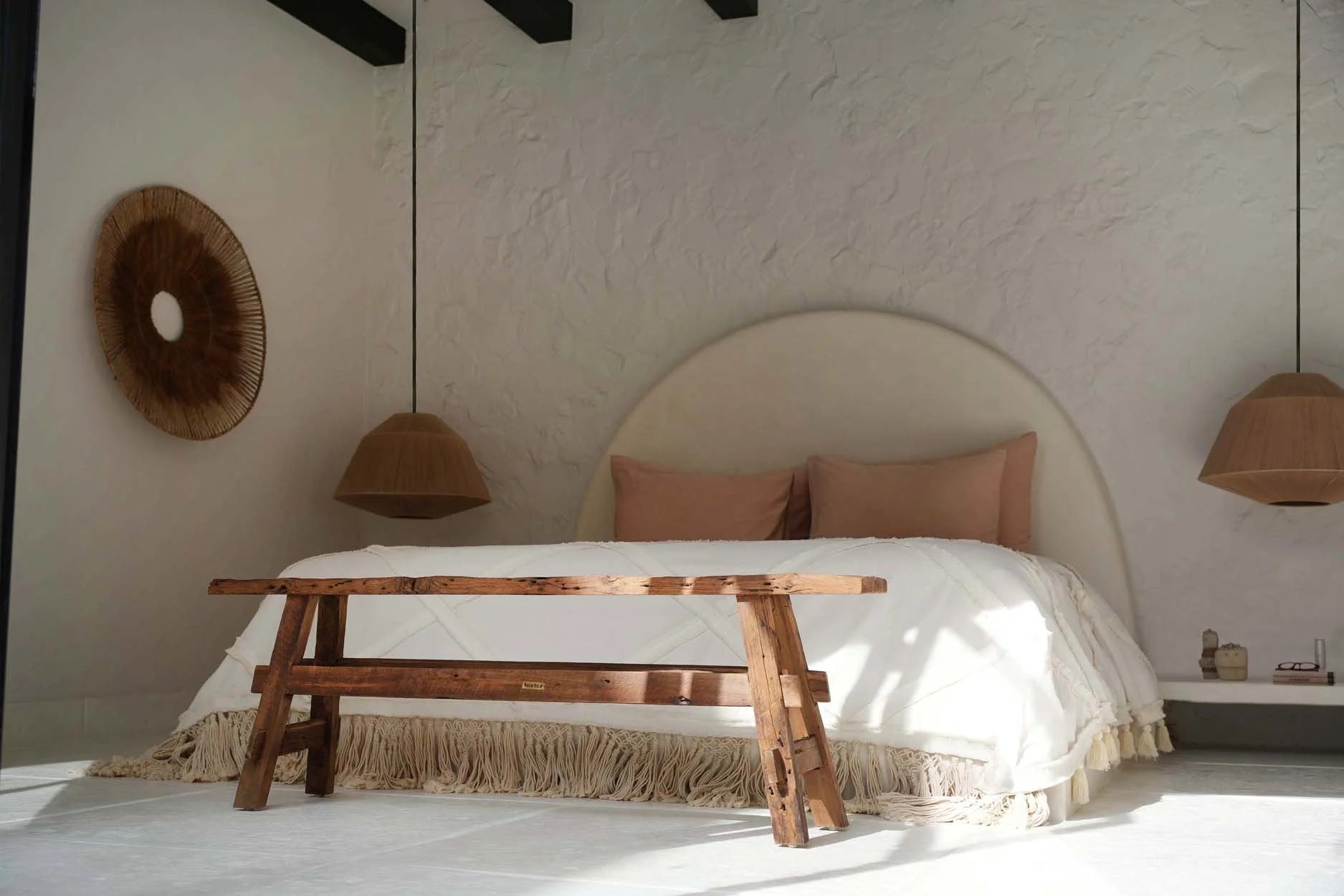 Banquette en bois rustique avec finition distressed pour le plaid en coton écru à franges