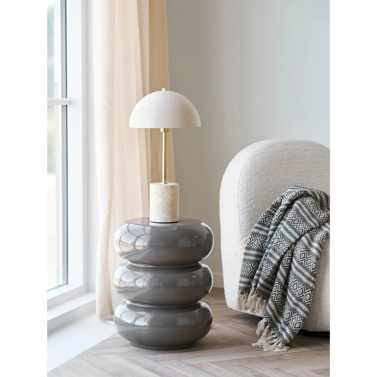 Table basse en céramique grise moderne avec étages circulaires brillants et lampe dome blanche
