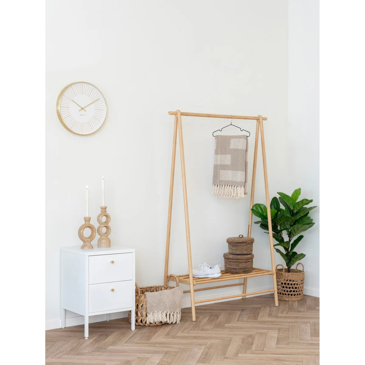 Portemanteau A-frame en bois clair avec panier tressé et serviette taupe à carreaux