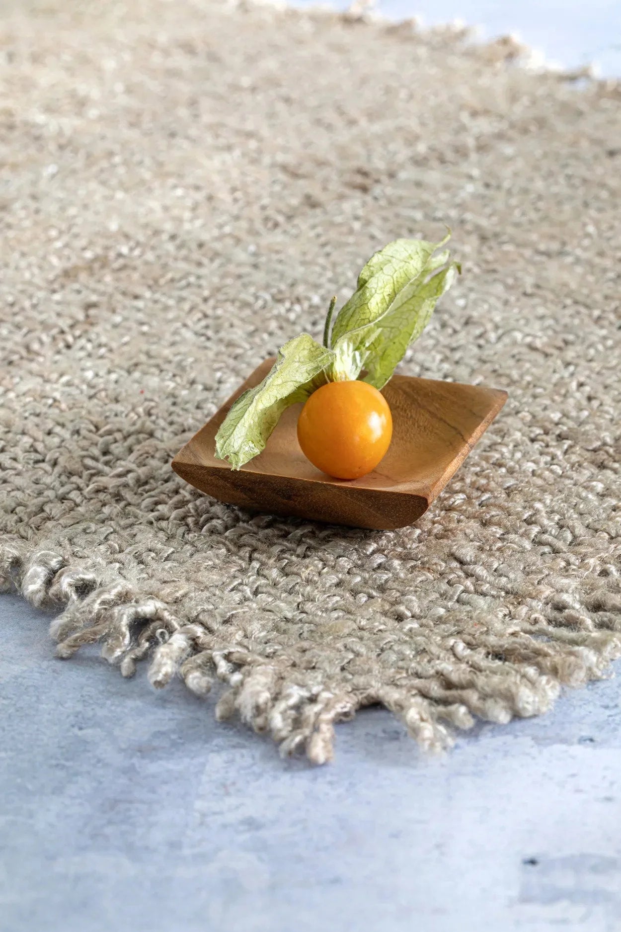 Petit plateau carré en racine de teck naturel 6x6 cm avec physalis orange