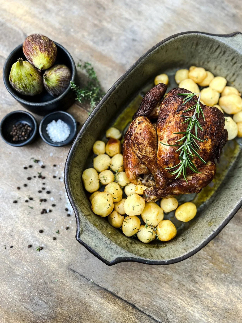 Poulet rôti à la peau croustillante avec pommes de terre dorées sur un Plateau rectangulaire en céramique vert grisé