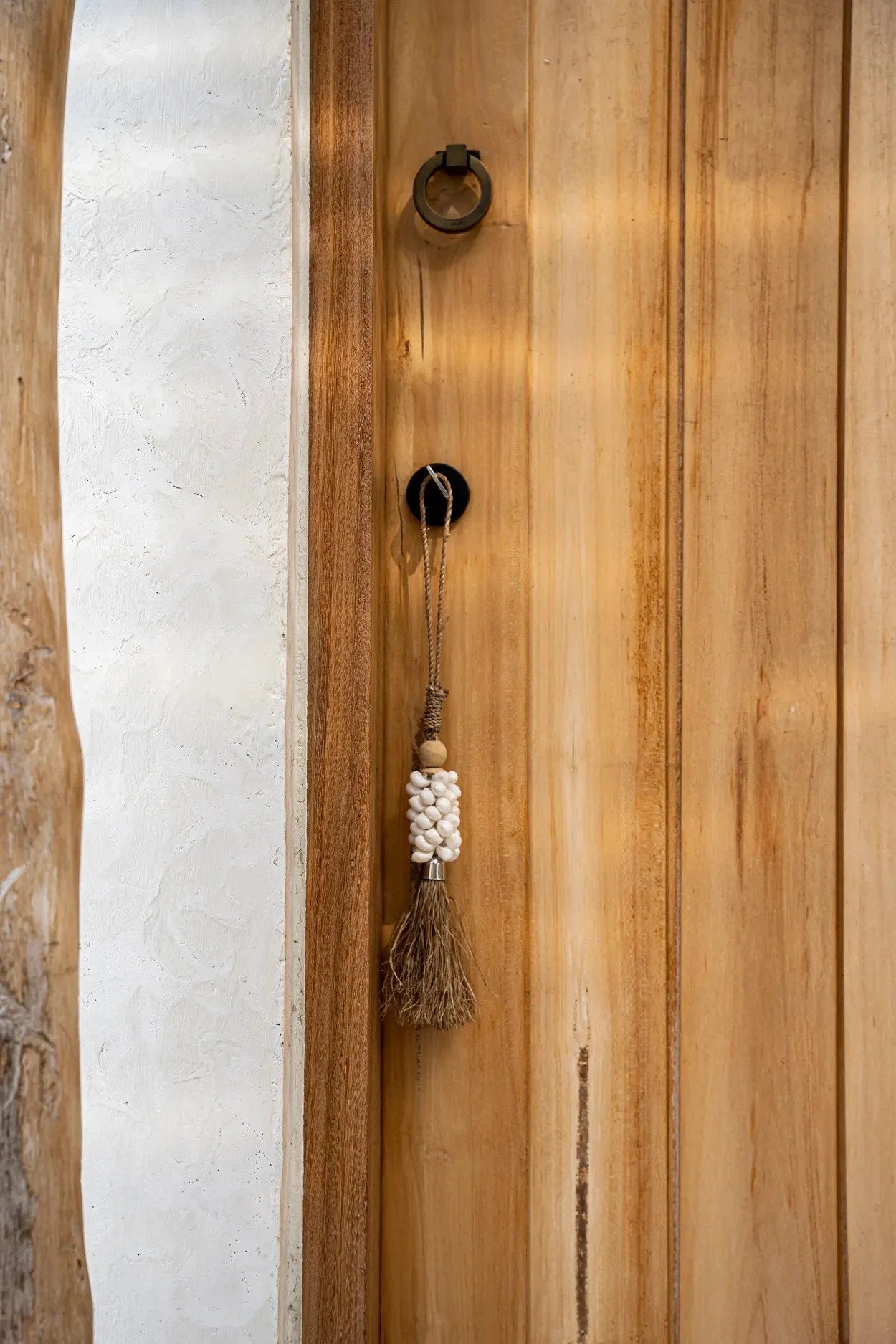 Porte en bois avec gland décoratif, anneau en métal, pour Pompon mural artisanal