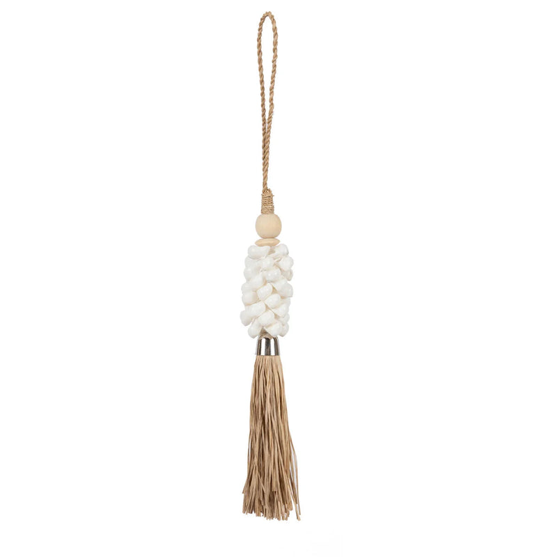 Pompon mural artisanal en coquillages cauris et raphia naturel