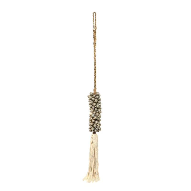 Pompon mural en coquillages et coton gris perle