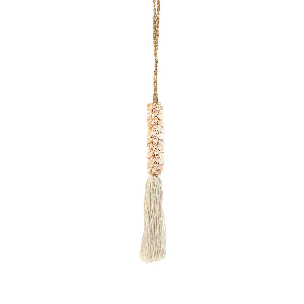 Pompon mural avec coquillages naturels et coton écru rose, attache rideau beige coquillage et gland