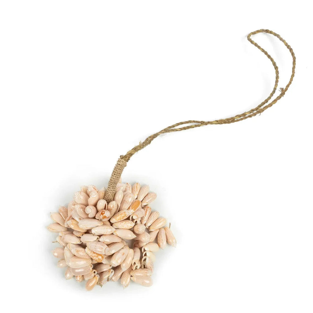 Pompon mural en coquillages beige-crème et corde végétale