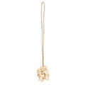 Mural pompon en coquillages crème naturels, rose et corde végétale