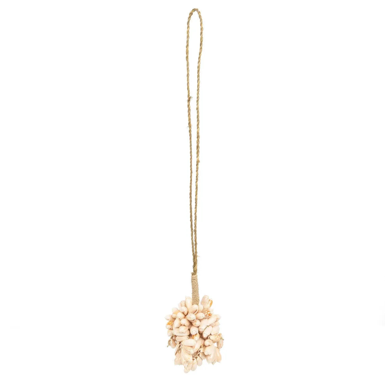 Pompon mural en coquillages naturels rose et corde végétale beige à glands