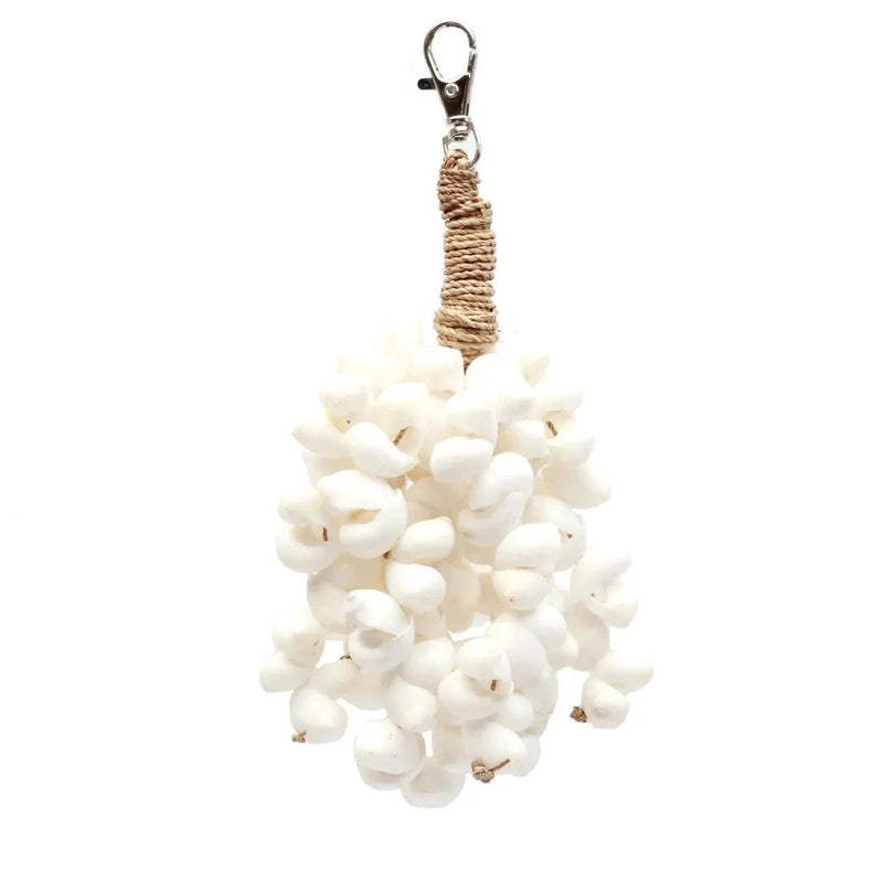Porte-clés en coquillages blancs et corde herbe marine