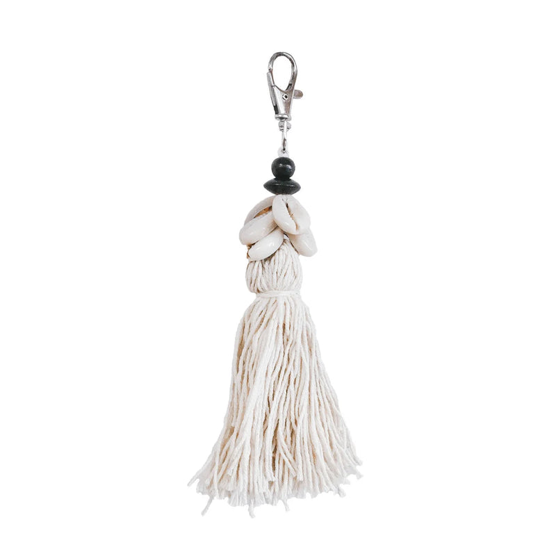 Porte-clés coquillages et pompon coton blanc cassé avec perles noires