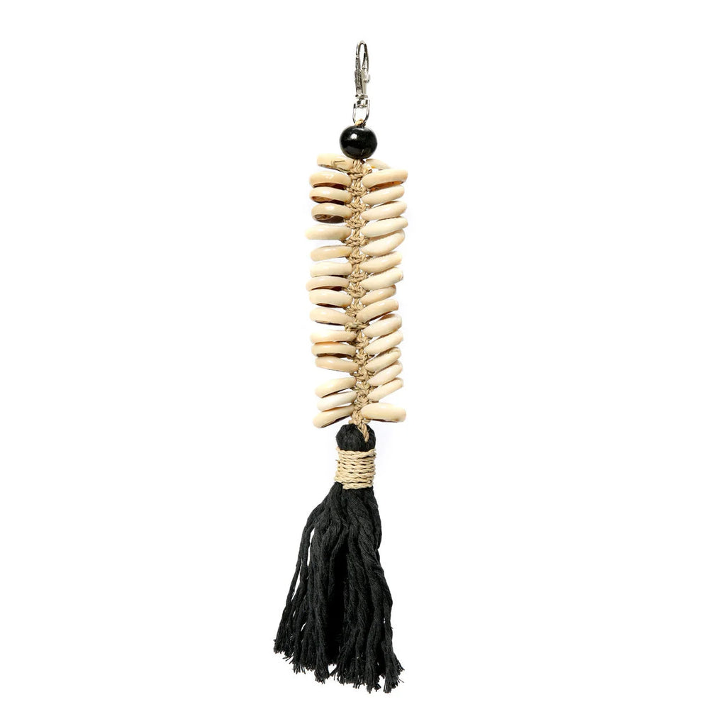 Porte-clés macramé noir avec coquillages crème et pompon
