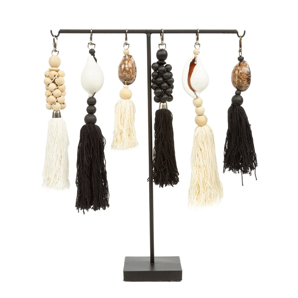 Porte-clés pompon écru avec perles bois naturel et mousqueton