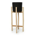 Vase noir en terre cuite dans support en bois naturel, hauteur 68 cm