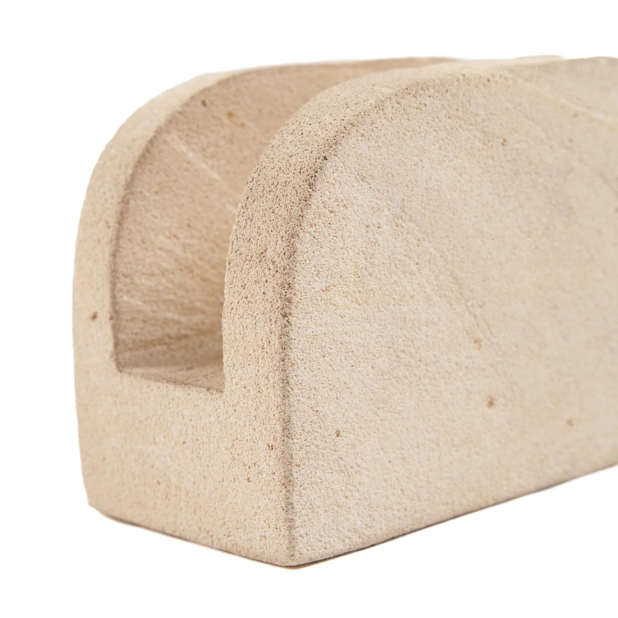 Porte-serviettes de table en pierre naturelle beige texturée forme arche courbe minimaliste