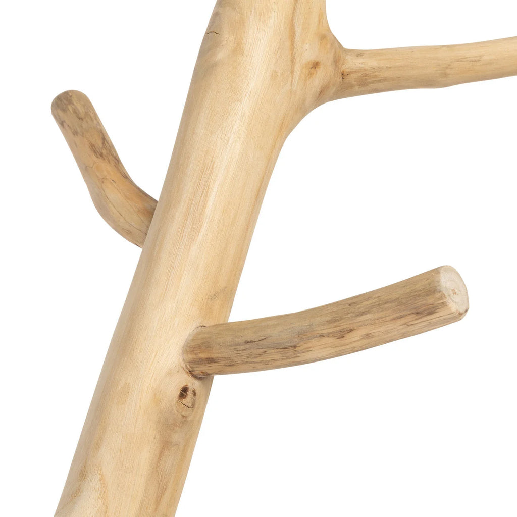 Portemanteau en bois de teck clair base béton forme arbre – H150 cm