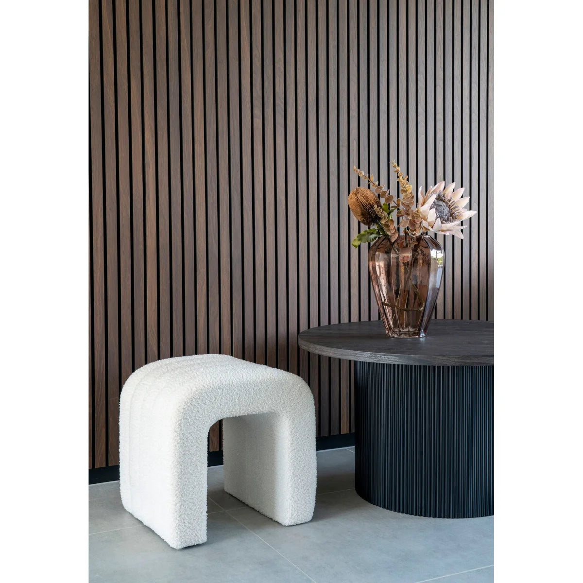 Tabouret pouf blanc crème bouclé forme ondulée 41x36,5 cm