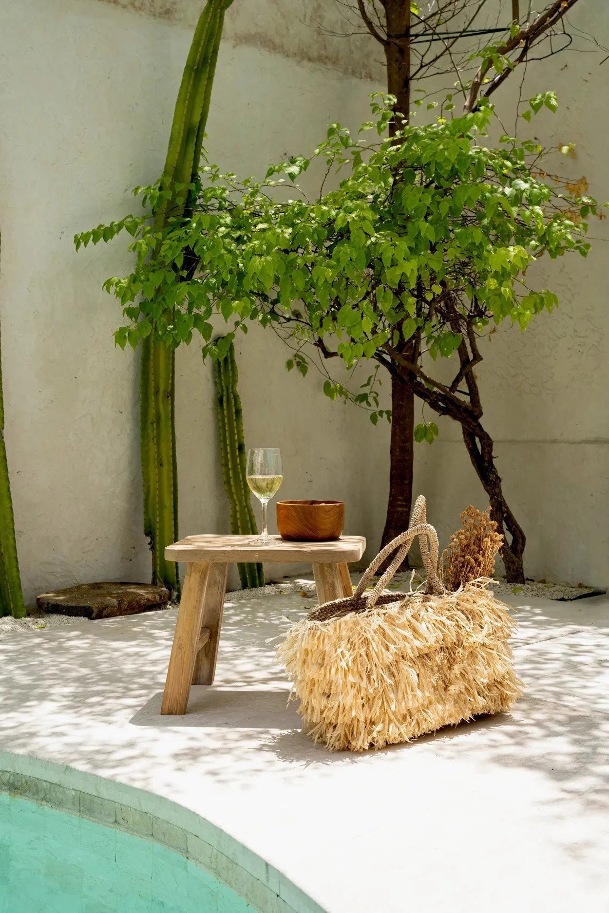 Sac en paille avec franges pour le Saladier en teck naturel 15 cm en bois durable