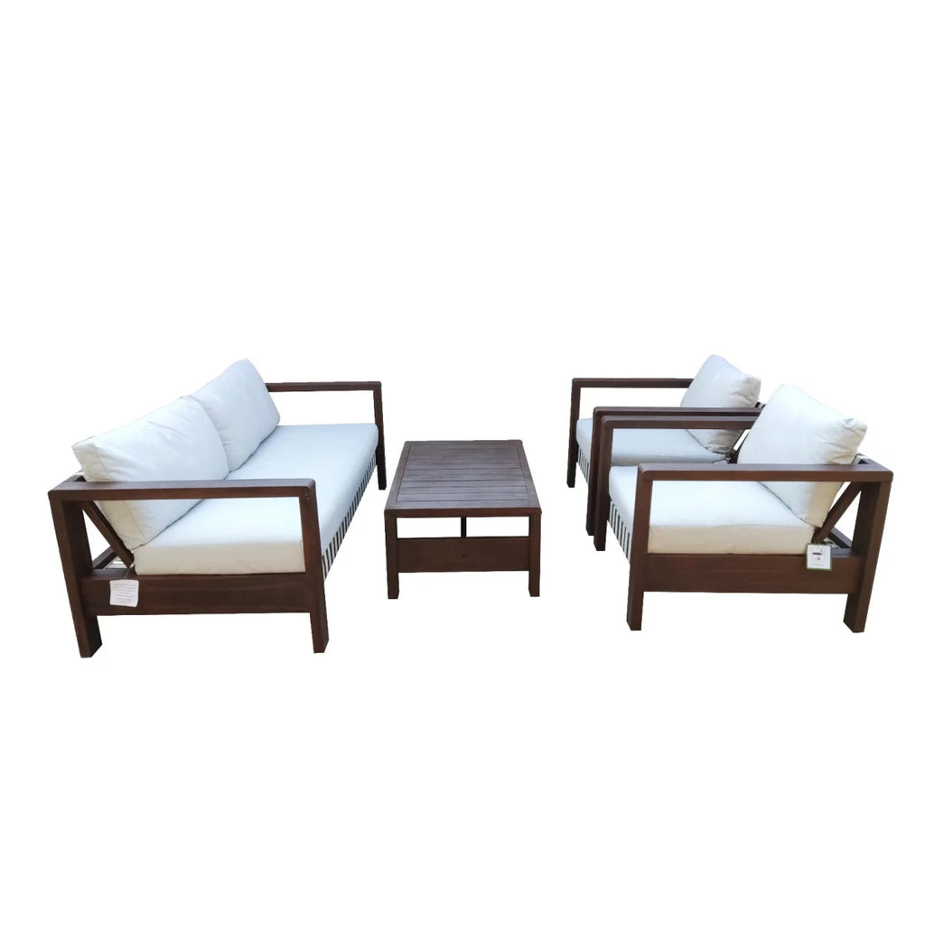 Salon de jardin en bois foncé avec coussins blancs pour 4 personnes