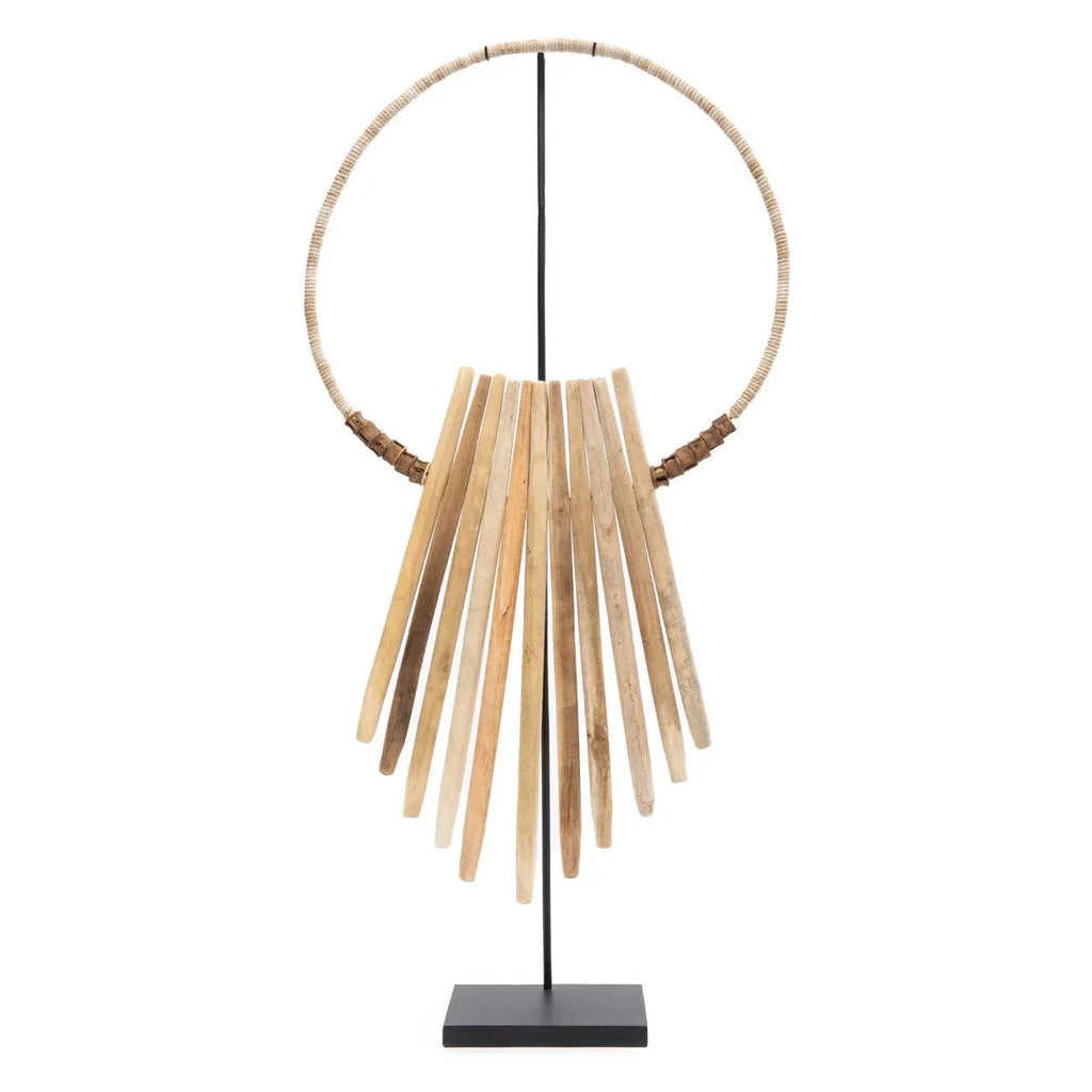 Sculpture décorative circulaire en bois naturel sur socle en métal, H85 cm