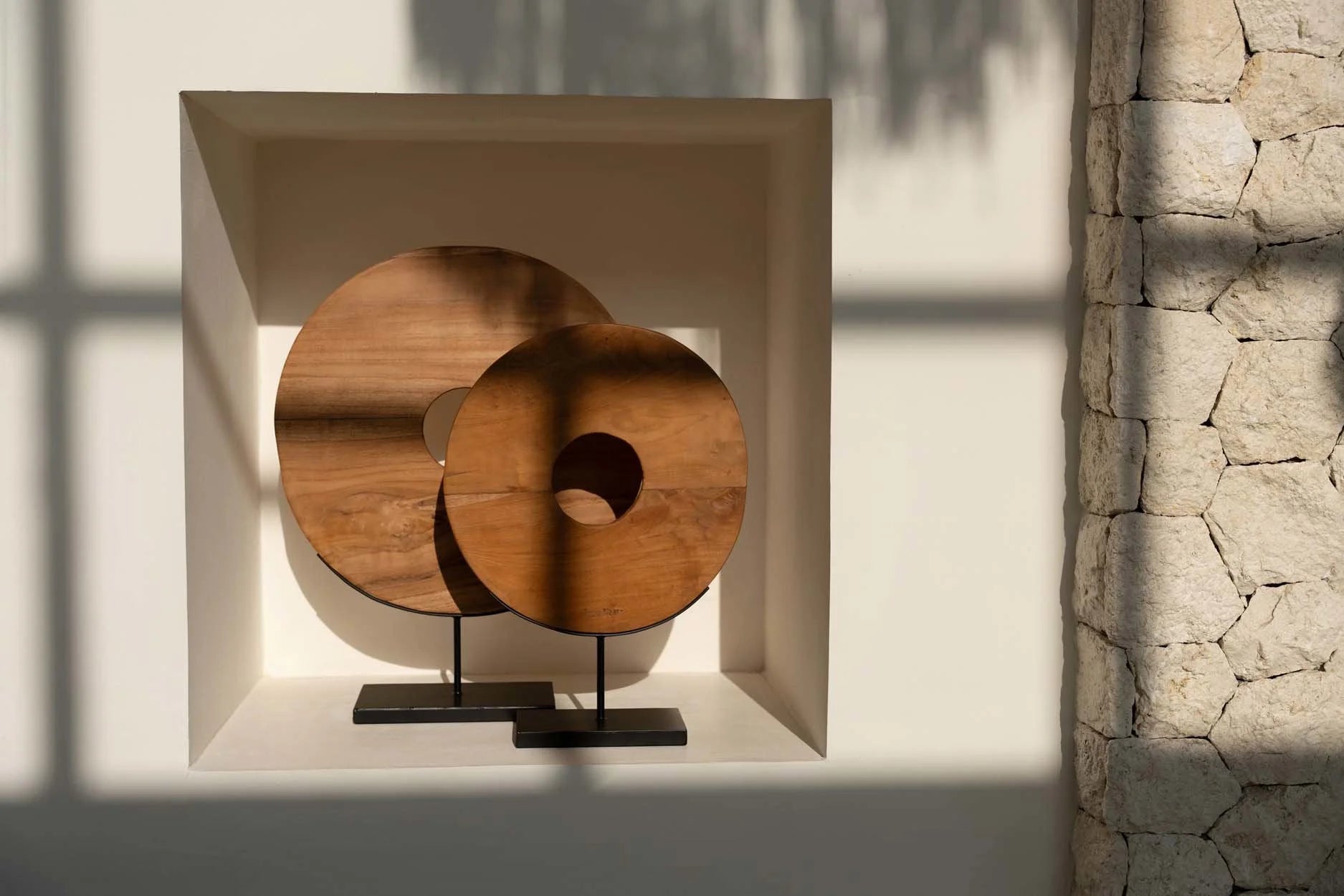 Sculpture décorative en teck naturel rond avec trou central sur socle noir H50 cm