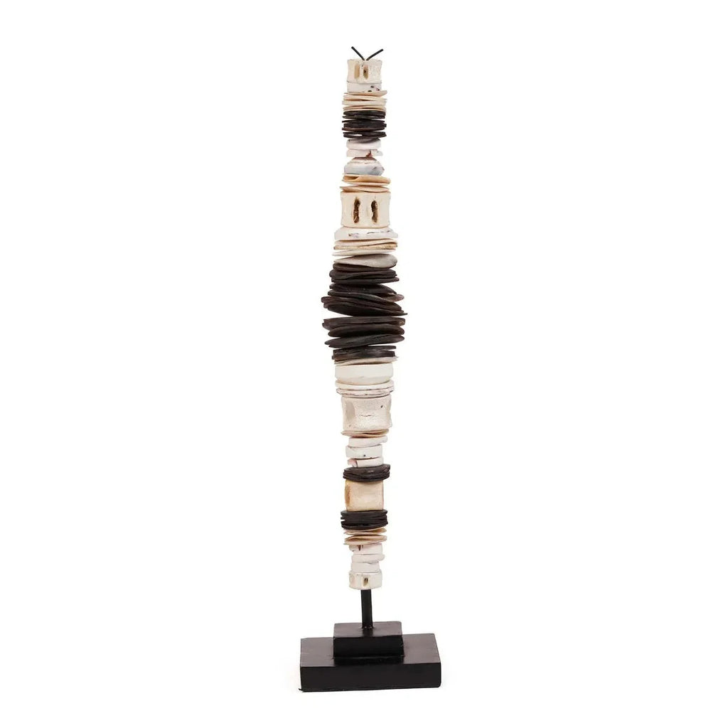 Totem sculptural décoratif en coquillages noir et blanc sur socle