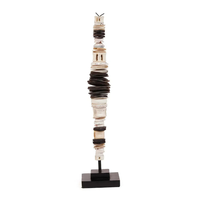 Sculpture totem décorative en coquillage noir et blanc sur socle