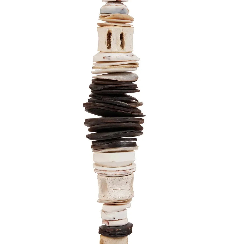 Totem décoratif en céramique coquillage noir et blanc sur socle, boutons artisanaux crème et marron