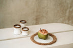 Cocotier vert avec paille sur un set de table rond en raphia et jacinthe d’eau