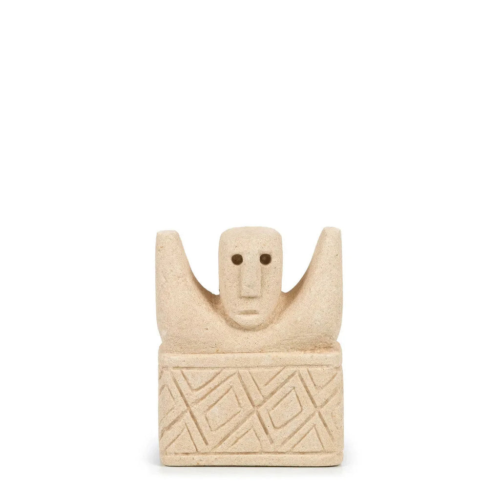 Sculpture en grès beige clair avec motif géométrique sur la base, silhouette humaine